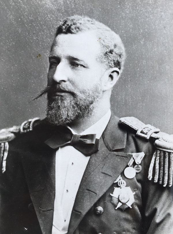 O Almirante Duque de Saxe, ostenta a Grã Cruz da Ordem de Dom Pedro  Iº e a medalha da rendição de Uruguaiana . Fot. Angerer 1879